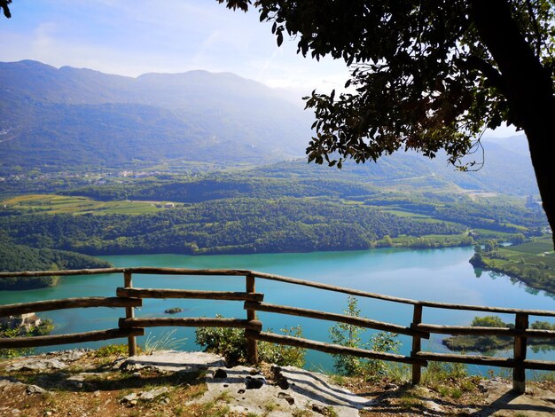 Foto schöne aussicht auf den see und die berge gegen den himmel