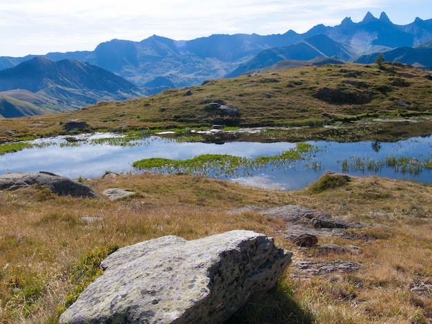Schöne Aussicht auf den See und die Berge gegen den Himmel