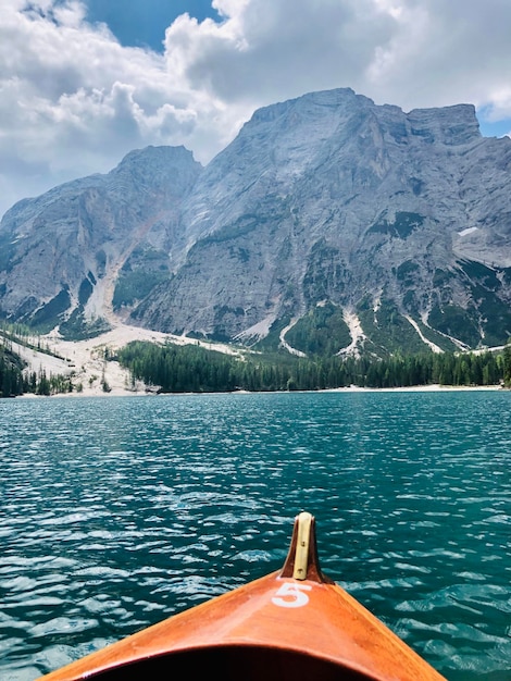 Schöne Aussicht auf den See und die Berge gegen den Himmel