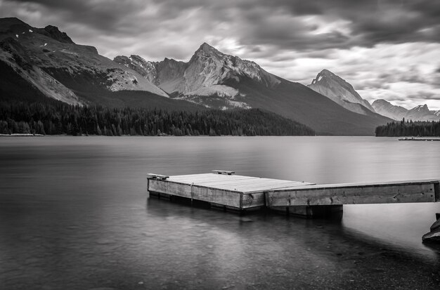 Foto schöne aussicht auf den see und die berge gegen den himmel