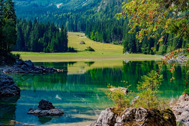 Foto schöne aussicht auf den see und die berge gegen den himmel