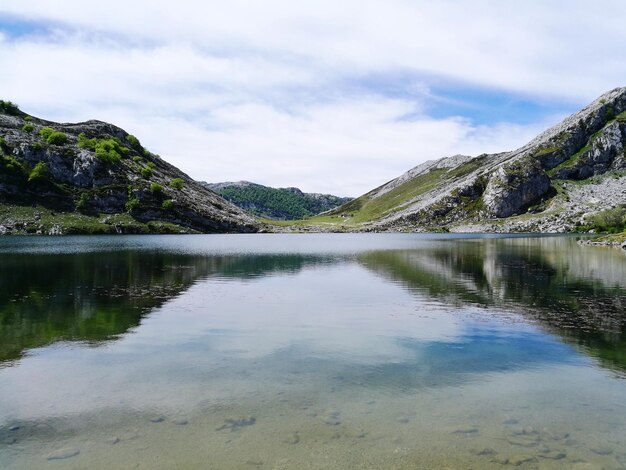 Foto schöne aussicht auf den see und die berge gegen den himmel