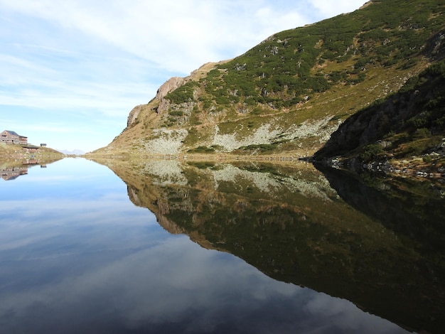 Foto schöne aussicht auf den see und die berge gegen den himmel