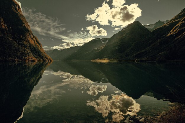 Foto schöne aussicht auf den see und die berge gegen den himmel