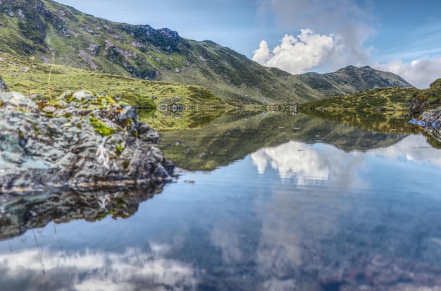 Foto schöne aussicht auf den see und die berge gegen den himmel