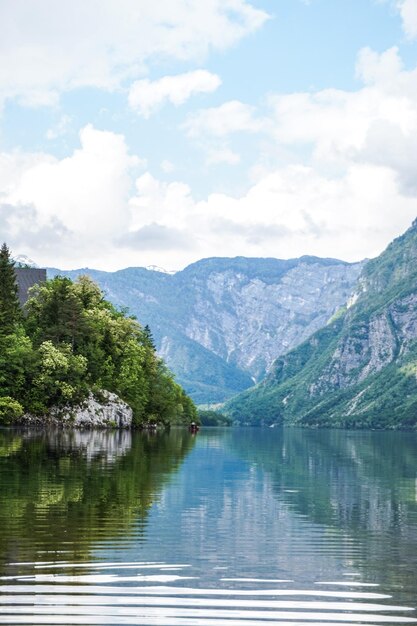 Schöne Aussicht auf den See und die Berge gegen den Himmel