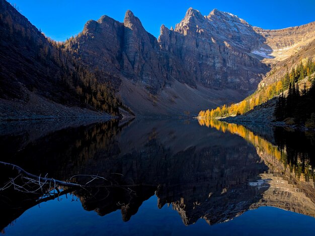 Foto schöne aussicht auf den see und die berge gegen den himmel