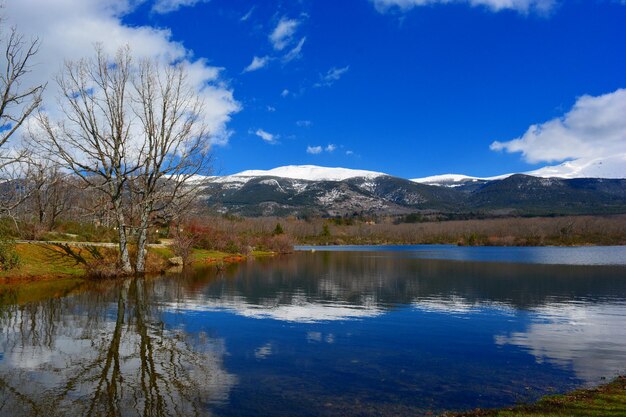 Foto schöne aussicht auf den see und die berge gegen den himmel