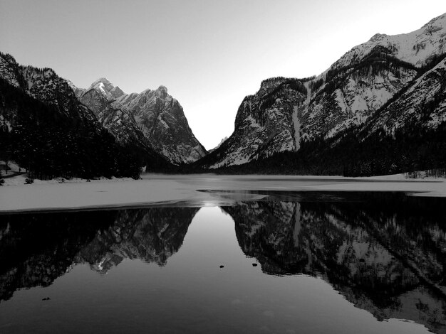 Foto schöne aussicht auf den see und die berge gegen den himmel