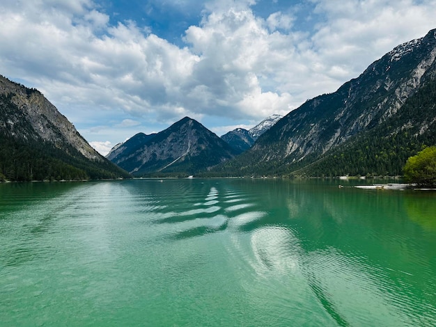 Foto schöne aussicht auf den see und die berge gegen den himmel