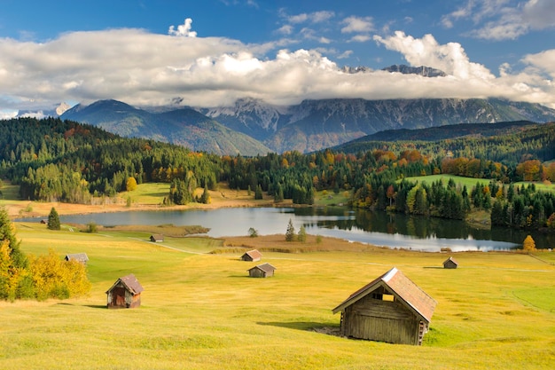 Schöne Aussicht auf den See und die Berge gegen den Himmel