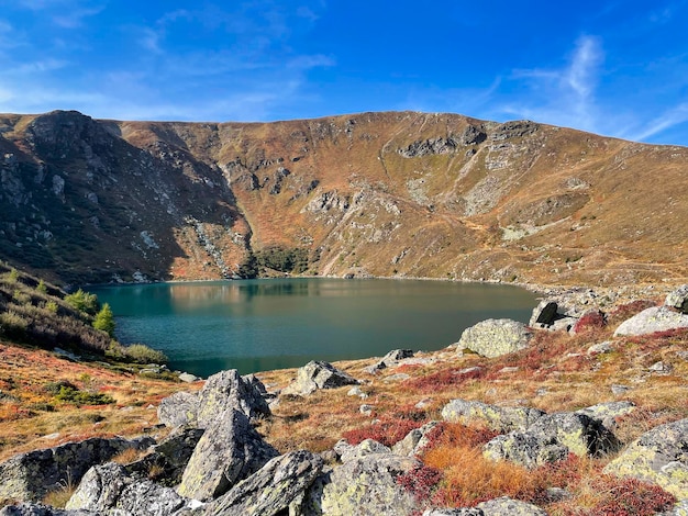 Foto schöne aussicht auf den see und die berge gegen den himmel