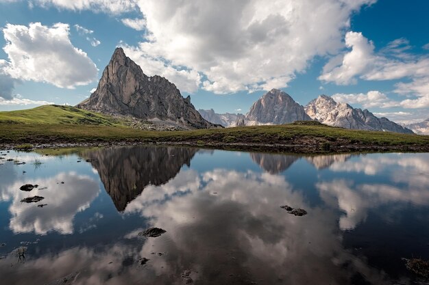 Foto schöne aussicht auf den see und die berge gegen den himmel