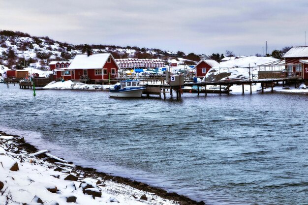 Foto schöne aussicht auf den see von den häusern im winter