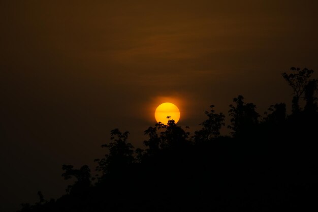 Schöne Aussicht auf den Sonnenaufgang Wolken auf der einen Seite und die aufgehende Sonne über den Bergen auf der anderen Hügelige Region von Bangladesch Foto aus Meghbari Bandarban Bangladesch