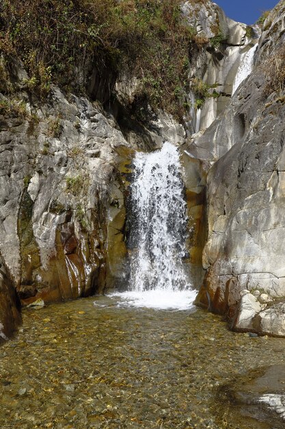 Schöne Aussicht auf den Sonnenuntergang des Palacala-Wasserfalls im Stadtteil San Jeronimo de Surco.