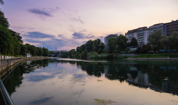 Schöne Aussicht auf den Sonnenuntergang von der Bogenbrücke über den Fluss Po in der Stadt Turin Italien