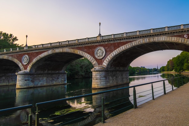 Schöne Aussicht auf den Sonnenuntergang von der Bogenbrücke über den Fluss Po in der Stadt Turin Italien