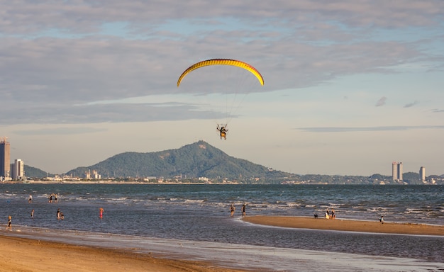 Foto schöne aussicht auf den strand, die brandung schlägt das ufer