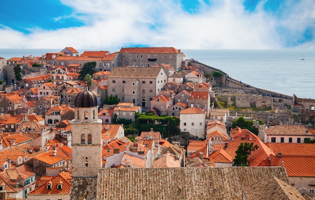 Schöne Aussicht auf den Teil der Altstadt von Dubrovnik von seinen Stadtmauern, Kroatien