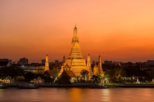 Schöne Aussicht auf den Tempel Wat Arun bei Sonnenuntergang in Bangkok, Thailand