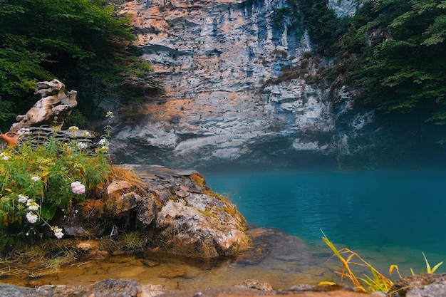 Foto schöne aussicht auf den türkisfarbenen see in den bergen ruhige landschaft