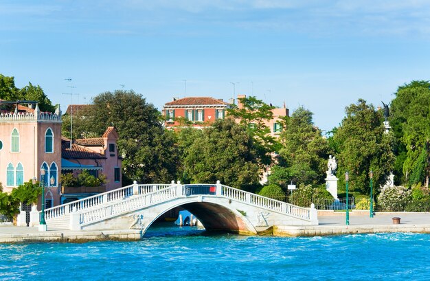 Schöne Aussicht auf den venezianischen Kanal im Sommer, Venedig, Italien