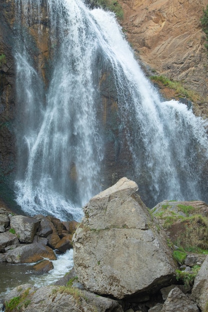 Schöne Aussicht auf den Wasserfall in Armenien