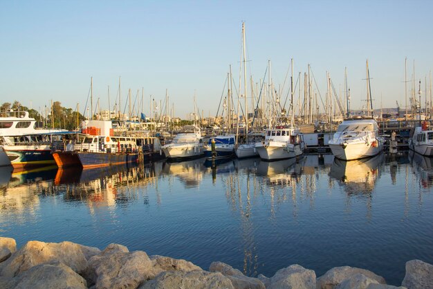 Schöne Aussicht auf den Yachtparkplatz in Larnaca, Zypern