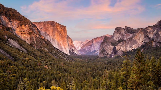 Foto schöne aussicht auf den yosemite-nationalpark bei sonnenuntergang in kalifornien, usa