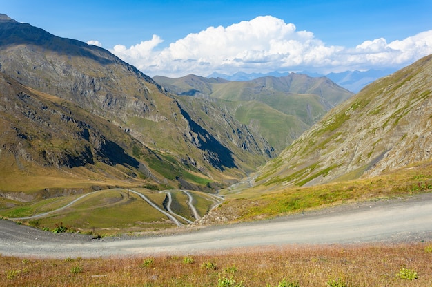 Schöne Aussicht auf die Abano-Schlucht in Tusheti, gefährliche Bergstraße in Georgien und Europa. Landschaft