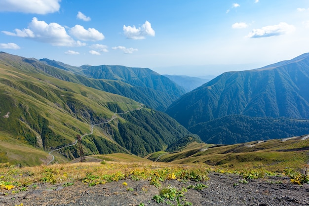 Schöne Aussicht auf die Abano-Schlucht in Tusheti, gefährliche Bergstraße in Georgien und Europa. Landschaft