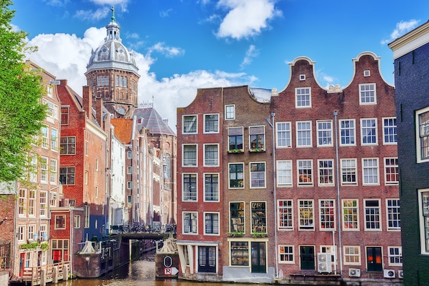 Schöne Aussicht auf die alten Gebäude der Straßen von Amsterdam