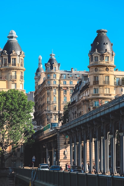 Schöne Aussicht auf die architektonischen Gebäude am Pont de Bir-Hakeim mit der U-Bahn.