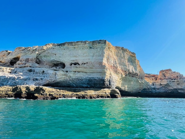 Schöne Aussicht auf die Benagil-Höhle in Carvoeiro Algarve Portugal Reisekonzept