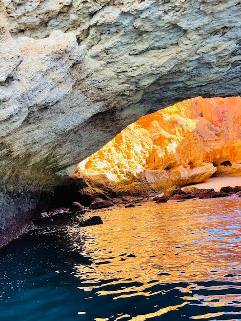 Schöne Aussicht auf die Benagil-Höhle in Carvoeiro Algarve Portugal Reisekonzept