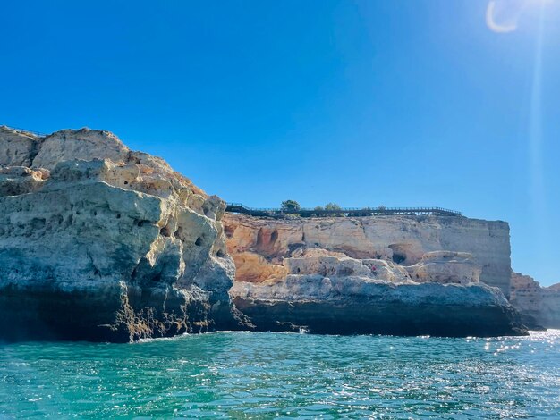 Schöne Aussicht auf die Benagil-Höhle in Carvoeiro Algarve Portugal Reisekonzept