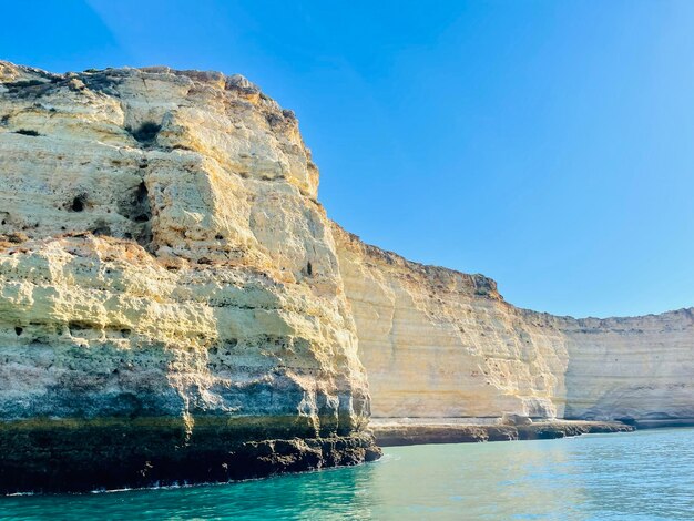 Schöne Aussicht auf die Benagil-Höhle in Carvoeiro Algarve, Portugal