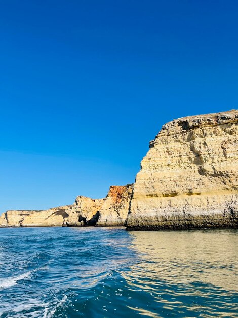 Schöne Aussicht auf die Benagil-Höhle in Carvoeiro Algarve, Portugal