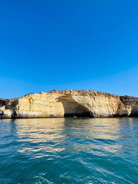 Schöne Aussicht auf die Benagil-Höhle in Carvoeiro Algarve, Portugal