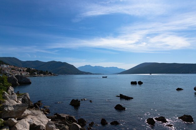 Schöne Aussicht auf die Berge in der Bucht von Kotor an einem sonnigen Morgen, Montenegro. Adriatisches Meer.