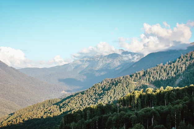 Schöne Aussicht auf die Berge mit großen Wolken im blauen Himmel.