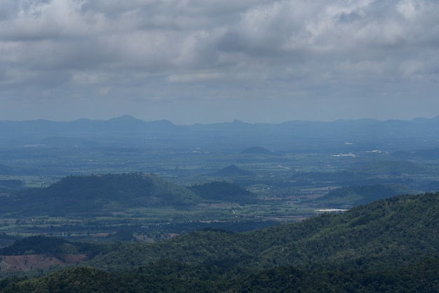 Schöne Aussicht auf die Berge und den Wald