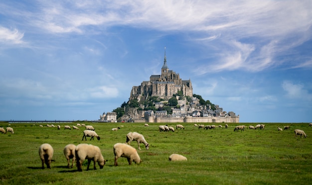 Schöne Aussicht auf die berühmte historische Gezeiteninsel Le Mont Saint-Michel