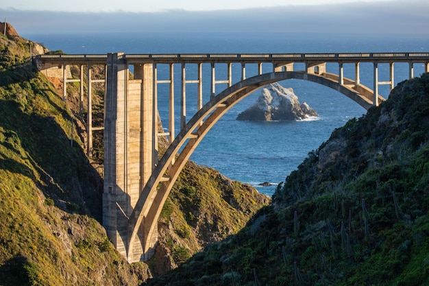 Schöne Aussicht auf die Bixby Creek Bridge in Big Sur, Kalifornien