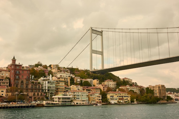 Schöne Aussicht auf die Bosporus-Brücke und die Stadt Istanbul Türkei