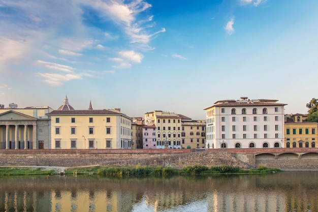 Schöne Aussicht auf die Brücke Ponte Vecchio über den Fluss Arno in Florenz, Italien