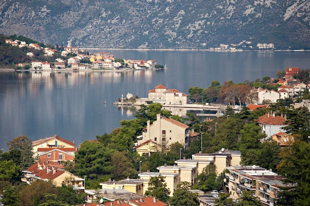 Schöne Aussicht auf die Bucht von Kotor aus der Sicht der Altstadt von Kotor, Montenegro