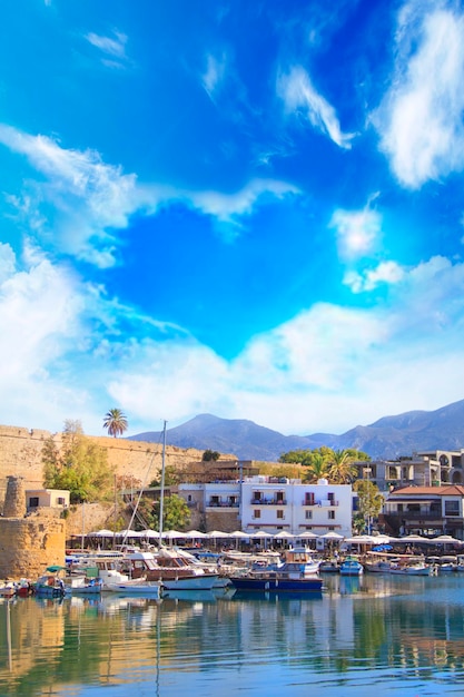 Schöne Aussicht auf die Bucht von Kyrenia in Kyrenia (Girne), Nordzypern