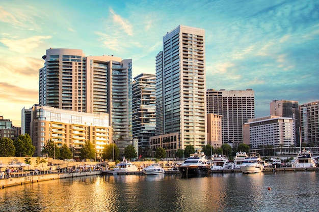 Schöne Aussicht auf die Bucht von Zaitunay in Beirut, Libanon